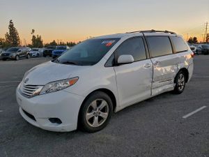 Toyota Sienna LE 3.5L 6 2015