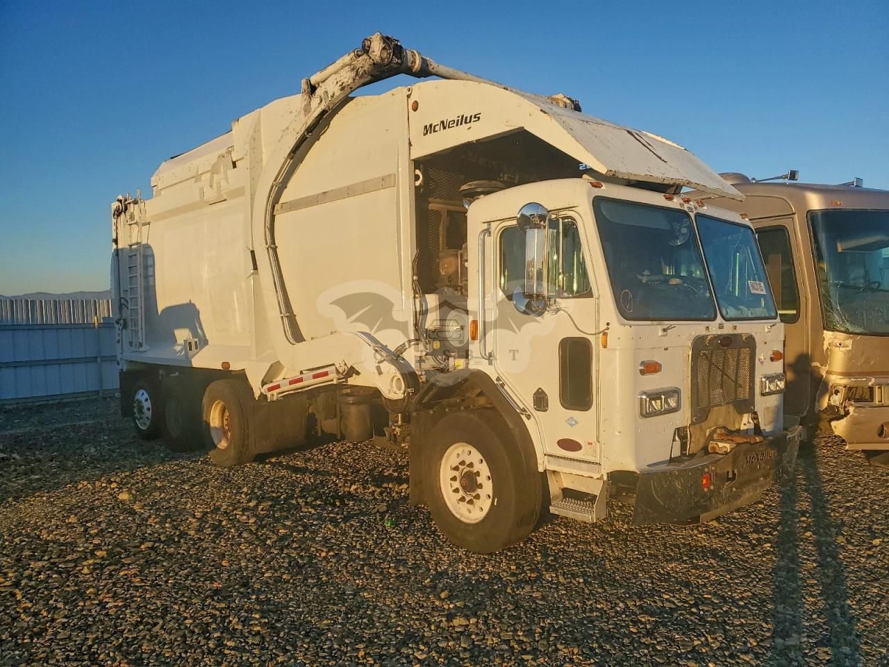 Peterbilt 320/325 8.9L 6 2013