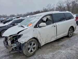Toyota Sienna LE 3.5L 6 2012