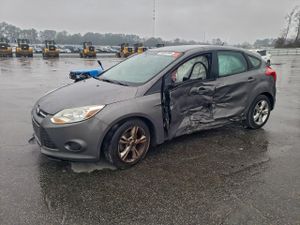 Ford Focus SE 2.0L 4 2014