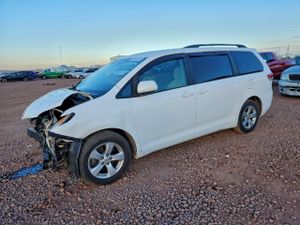 Toyota Sienna LE 3.5L 6 2013