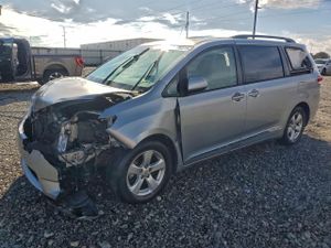 Toyota Sienna LE 3.5L 6 2014