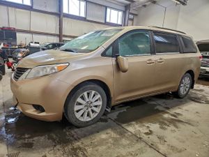 Toyota Sienna LE 3.5L 6 2011
