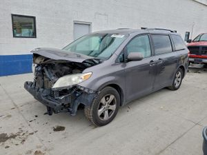 Toyota Sienna LE 3.5L 6 2013