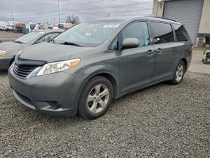 Toyota Sienna LE 3.5L 6 2013