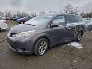 Toyota Sienna LE 3.5L 6 2015
