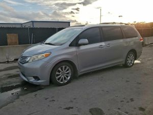 Toyota Sienna XLE 3.5L 6 2011