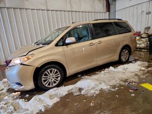 Toyota Sienna XLE 3.5L 6 2013