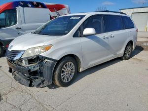 Toyota Sienna XLE 3.5L 6 2011