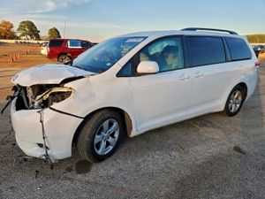 Toyota Sienna LE 3.5L 6 2013