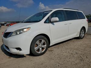 Toyota Sienna LE 3.5L 6 2013