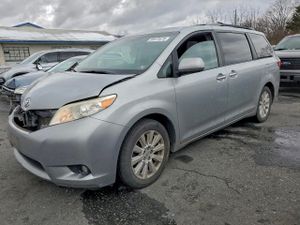 Toyota Sienna XLE 3.5L 6 2015