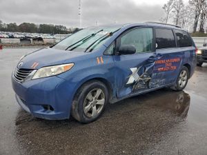 Toyota Sienna LE 3.5L 6 2013