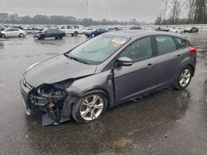 Ford Focus SE 2.0L 4 2014