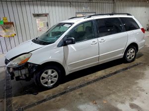 Toyota Sienna CE 3.5L 6 2010