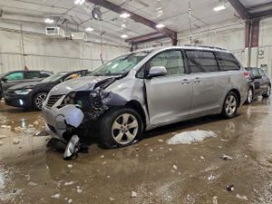 Toyota Sienna LE 3.5L 6 2014