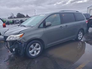 Toyota Sienna LE 3.5L 6 2011