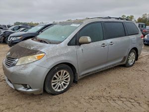Toyota Sienna XLE 3.5L 6 2011