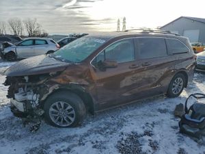 Toyota Sienna LE 2.5L 4 2021