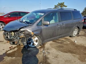 Toyota Sienna LE 3.5L 6 2012