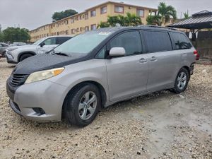Toyota Sienna LE 3.5L 6 2013