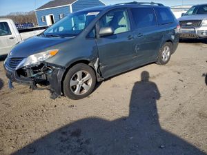 Toyota Sienna LE 3.5L 6 2011