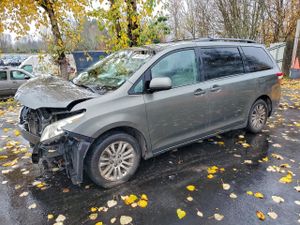 Toyota Sienna XLE 3.5L 6 2011