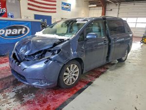 Toyota Sienna LE 3.5L 6 2015