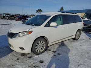Toyota Sienna LE 3.5L 6 2012