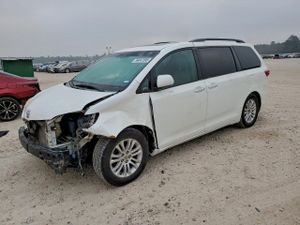 Toyota Sienna XLE 3.5L 6 2015