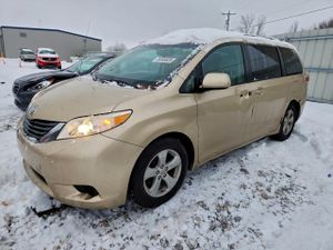 Toyota Sienna LE 3.5L 6 2012