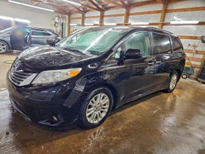 Toyota Sienna XLE 3.5L 6 2013