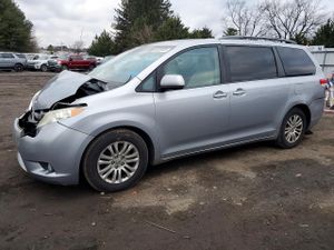 Toyota Sienna XLE 3.5L 6 2013