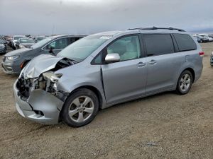 Toyota Sienna LE 3.5L 6 2013