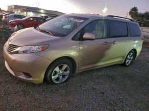 Toyota Sienna LE 3.5L 6 2014
