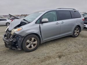 Toyota Sienna LE 3.5L 6 2015
