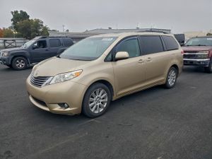Toyota Sienna XLE 3.5L 6 2012