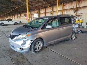 Toyota Sienna LE 3.5L 6 2012
