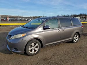 Toyota Sienna LE 3.5L 6 2011