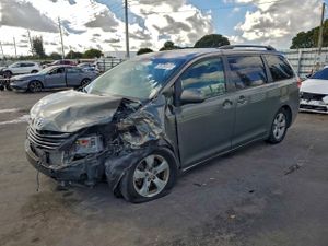 Toyota Sienna LE 3.5L 6 2012
