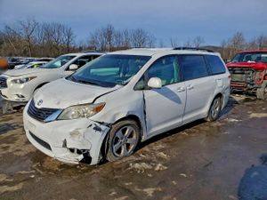 Toyota Sienna LE 3.5L 6 2014