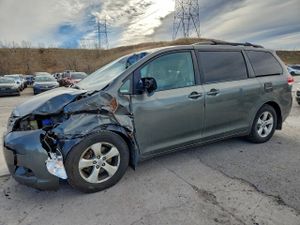 Toyota Sienna LE 3.5L 6 2012