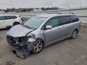 Toyota Sienna LE 3.5L 6 2014