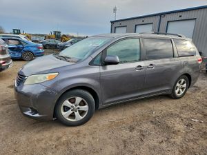 Toyota Sienna LE 3.5L 6 2011