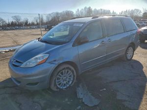 Toyota Sienna LE 3.5L 6 2010