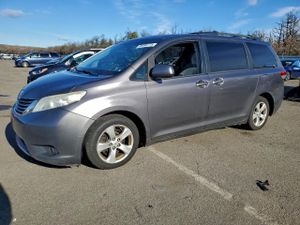 Toyota Sienna LE 3.5L 6 2013
