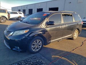 Toyota Sienna XLE 3.5L 6 2012