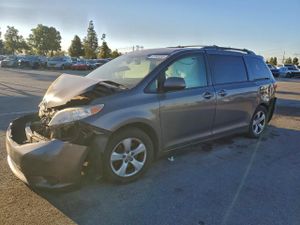 Toyota Sienna LE 3.5L 6 2015