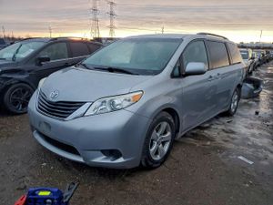 Toyota Sienna LE 3.5L 6 2013