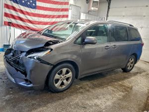 Toyota Sienna LE 3.5L 6 2017